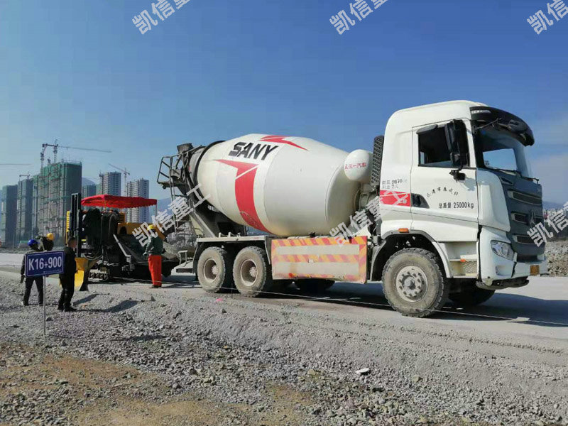 公路一次成型路邊石滑模機(jī)